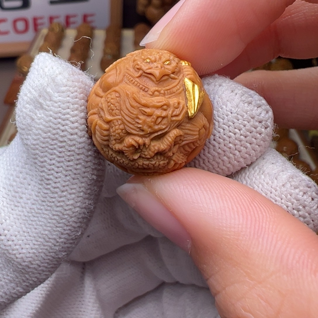 把件猴头核桃精修镶嵌金大鹏鸟全品有正常封口线