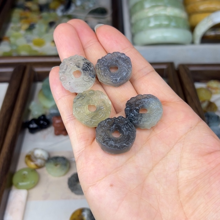 蛇纹石玉未镶嵌颈饰