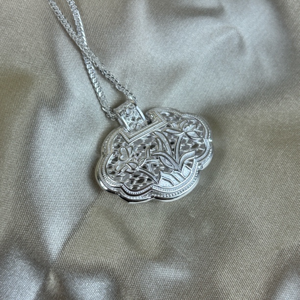 坠链均足银 足银镂空兰花花开富贵平安锁吊坠时尚毛衣链 单吊坠