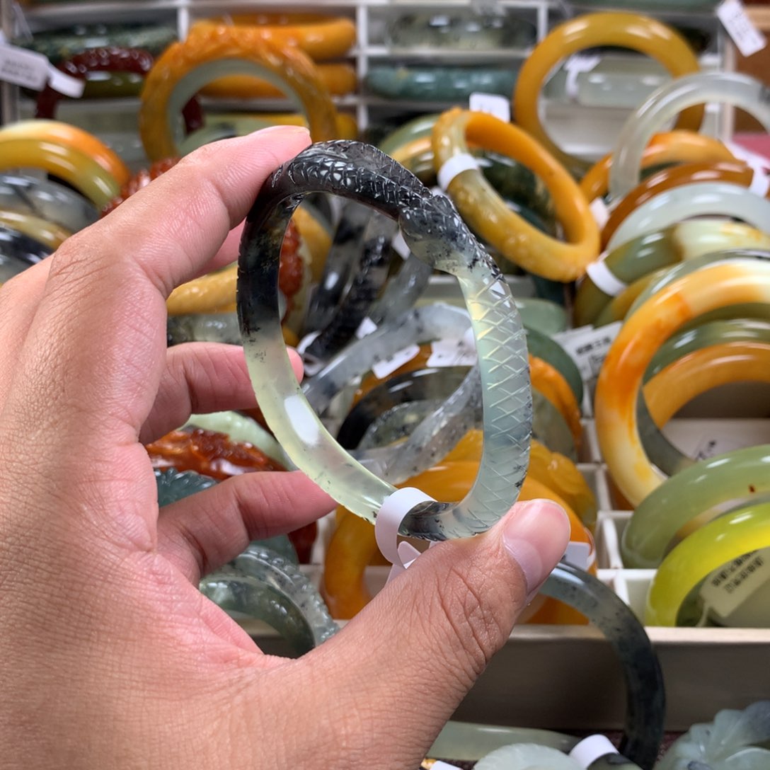 蛇纹石玉手镯未镶嵌