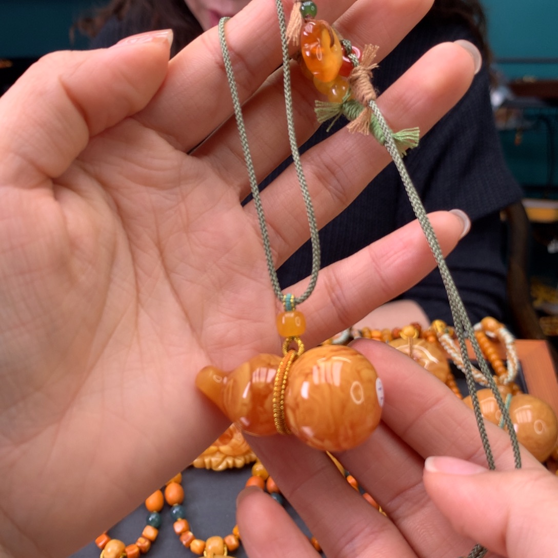 蜜蜡未镶嵌颈饰葫芦