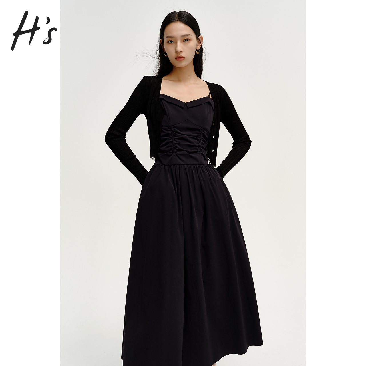 HS赫本风小黑裙夏季新品高级设计感翻边领设计抽褶吊带连衣裙女