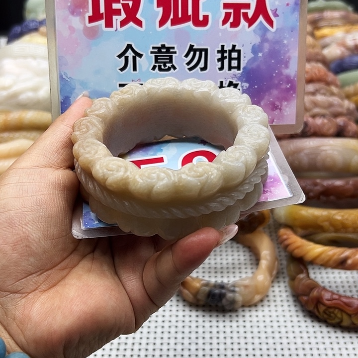 未镶嵌手镯石英岩玉