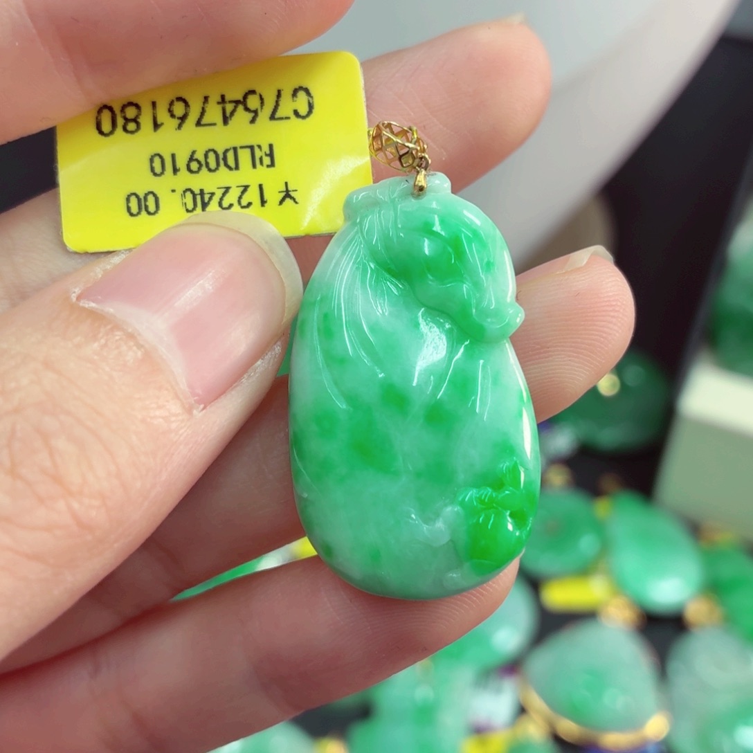 翡翠18K金镶嵌颈饰