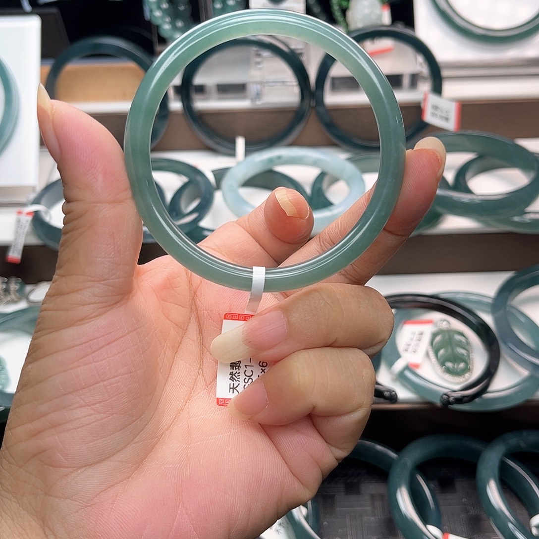 翡翠手镯未镶嵌翡翠手镯