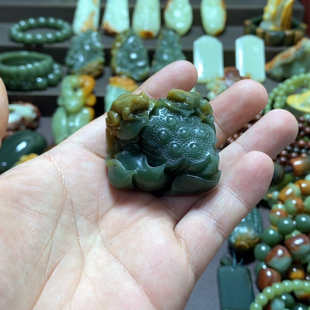 岫岩河磨玉（透闪石质玉）小青蛙未镶嵌观****子