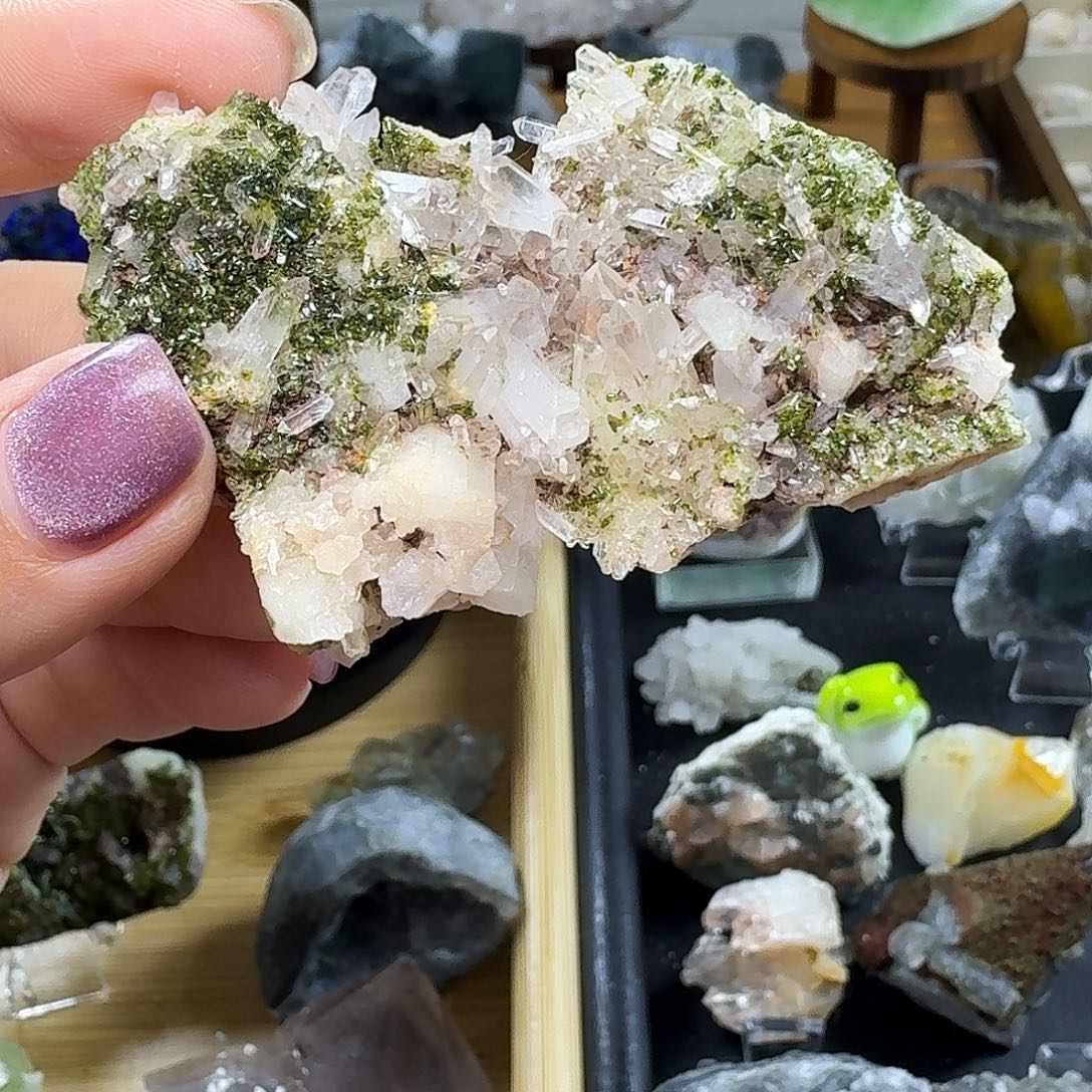 石材绿帘水晶共生摆件