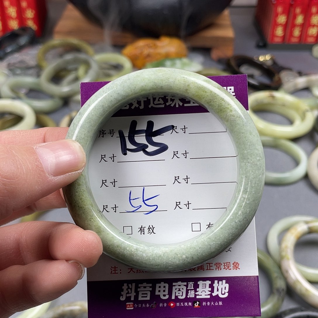 蛇纹石玉手镯足铂镶嵌