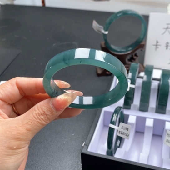 翡翠手镯未镶嵌姚****）54尺寸