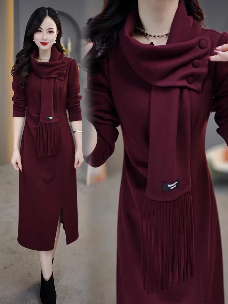 M1815 2025秋冬新款时尚轻奢带围巾气质连衣裙女收腰过膝打底裙