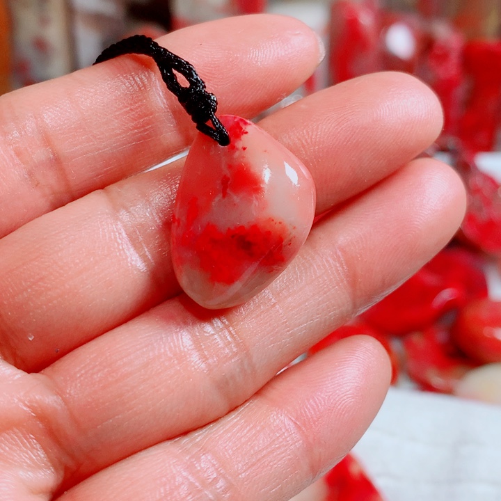 何***子巴林石巴林鸡血吊坠