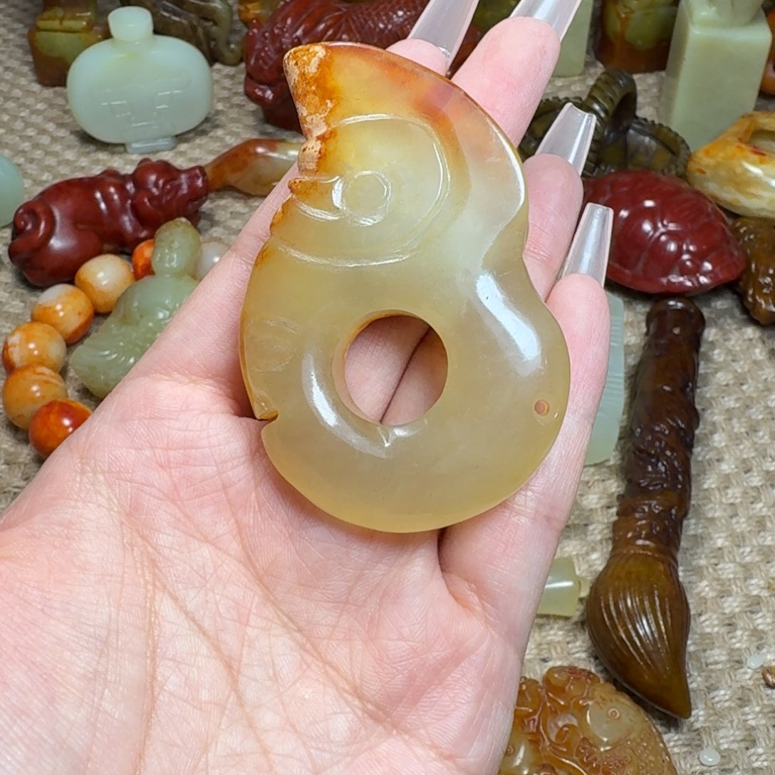 蛇纹石玉未镶嵌颈饰