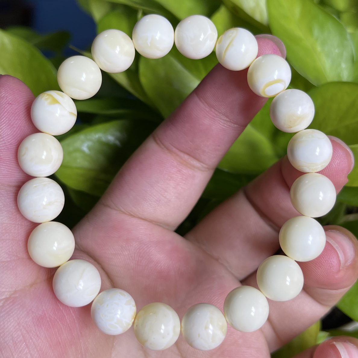 1瓷白蜜蜡圆珠手串