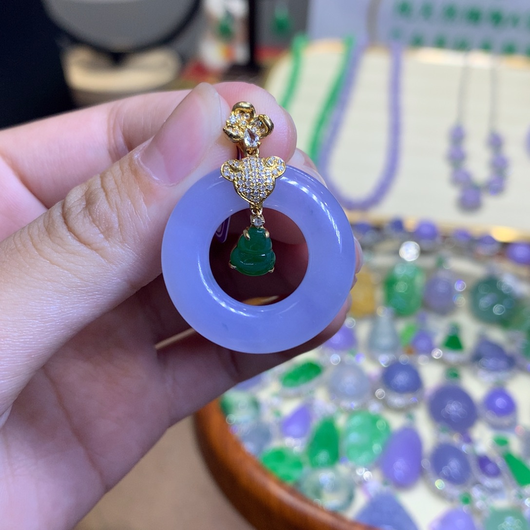 翡翠18K金镶嵌颈饰翡翠