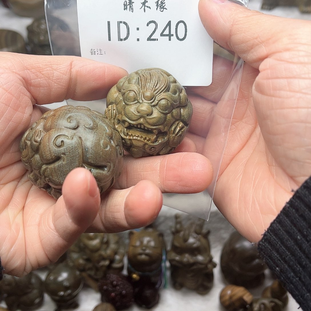 维腊木（绿檀）顺**然貔貅球