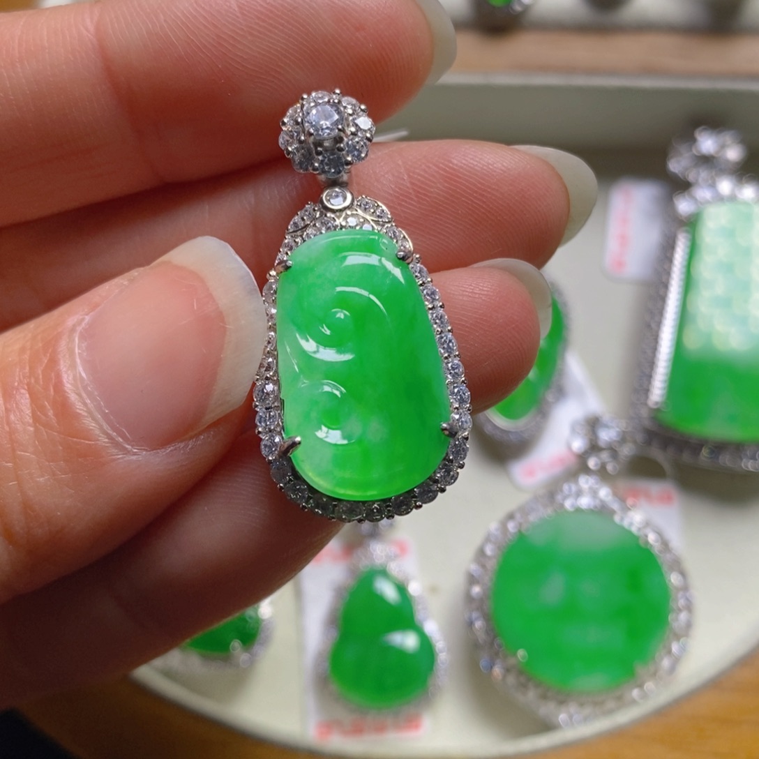 翡翠颈饰银S925镶嵌如意吊坠