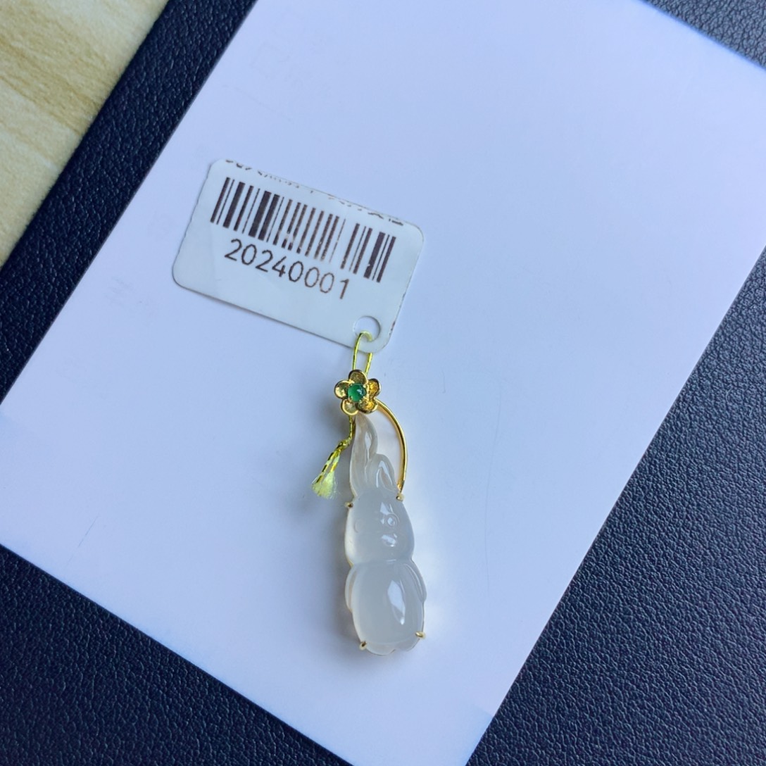 翡翠颈饰未镶嵌兔子