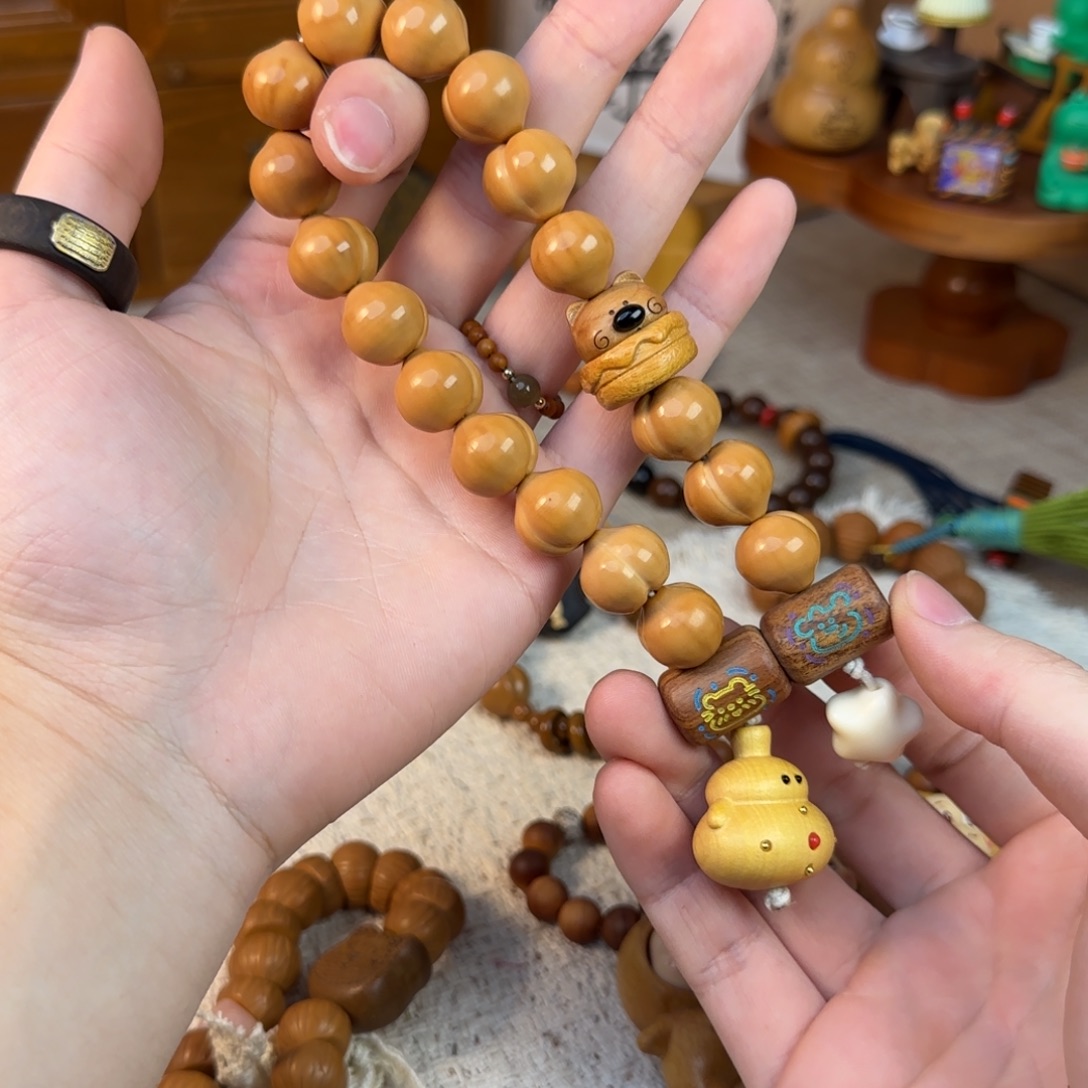 非洲檀香无事牌屁桃手持汉堡熊磁吸