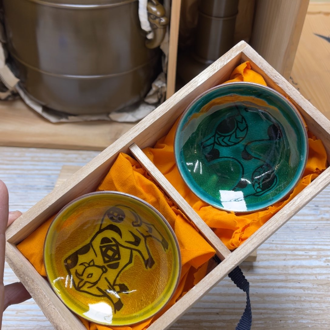 瓷片密密麻麻地排列着一个