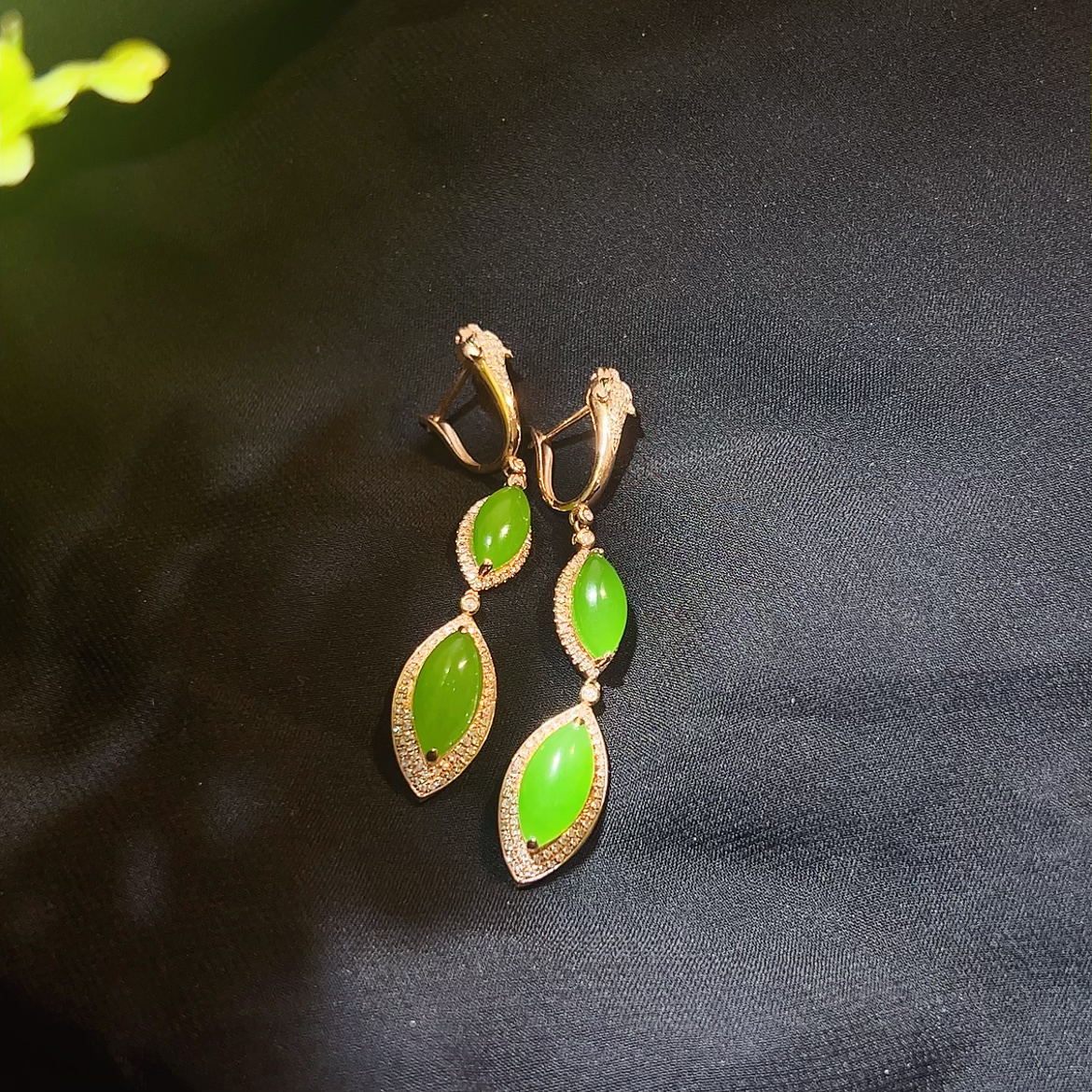 天然精品和田玉正色苹果绿豹头款耳饰18K金镶嵌性价比推荐