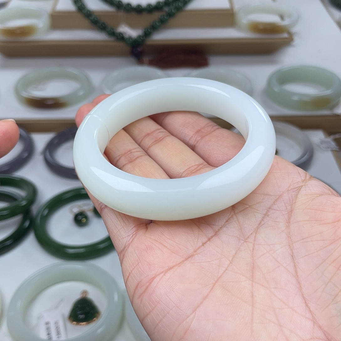 和田玉未镶嵌手镯