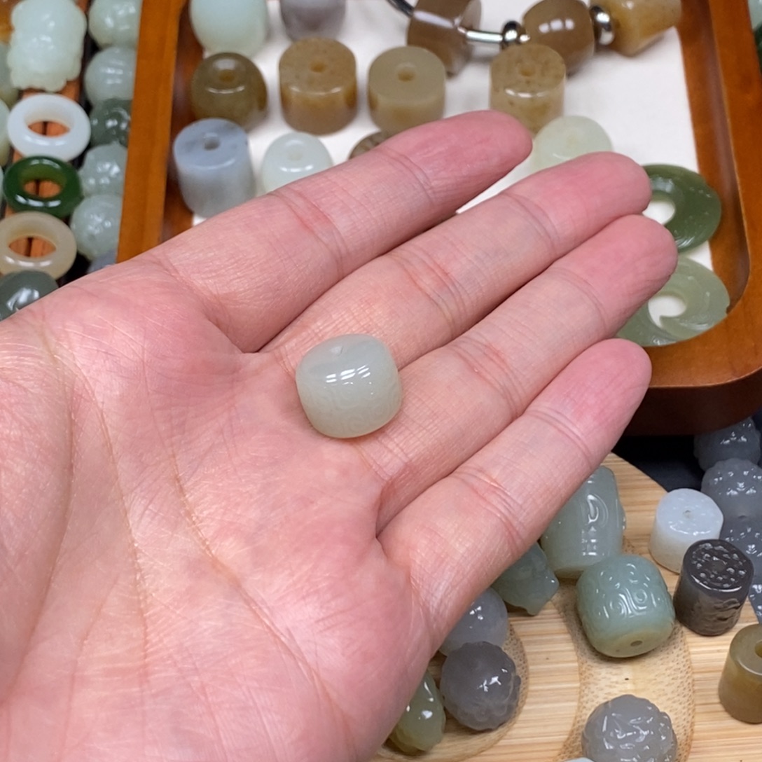 路****和田玉未镶嵌颈饰