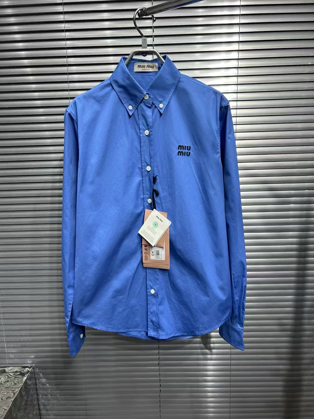 全新未使用 MIU MIU/缪缪 25ss款 胸前植绒蓝色长袖衬衫 36码