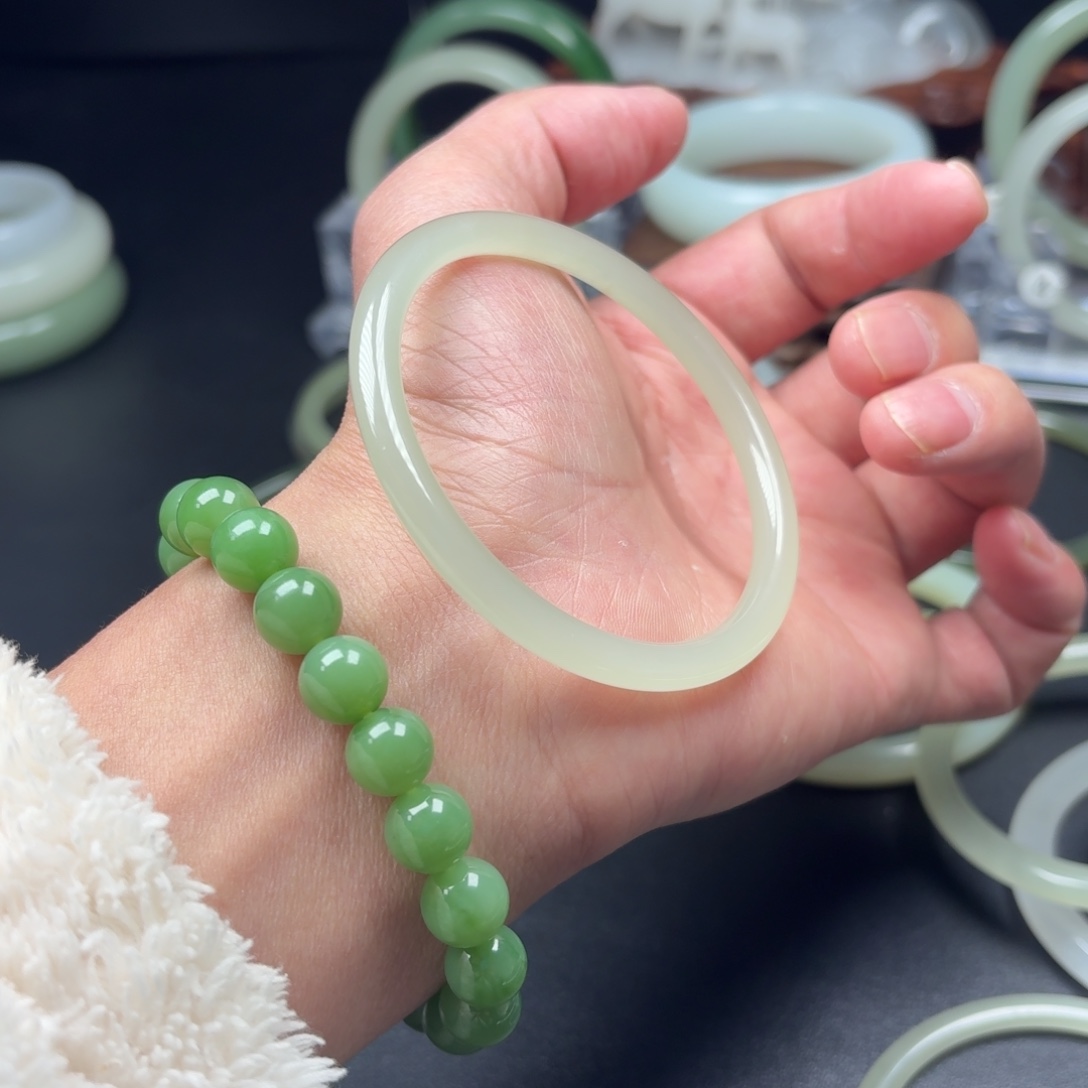 和田玉未镶嵌手镯