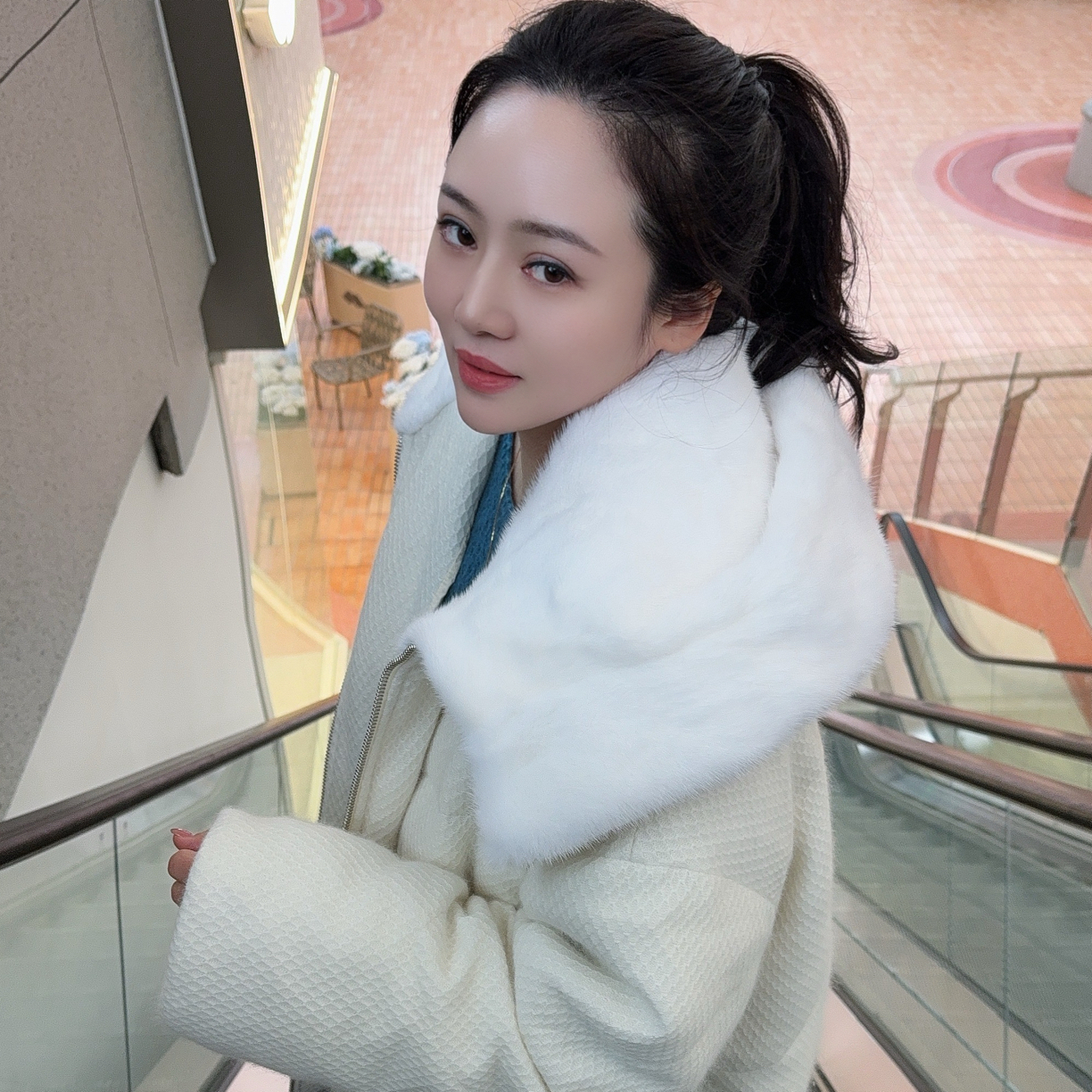 山羊绒拼水貂领鹅外套(no退换)