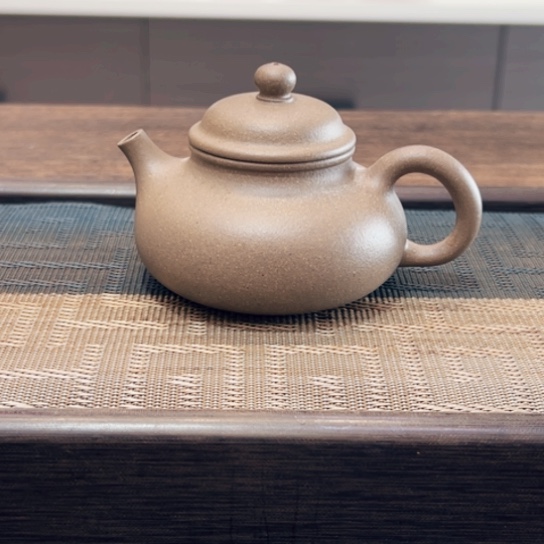 茶壶紫砂黄龙山原矿青段半手工（150 cc）