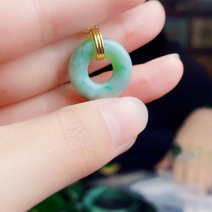 翡翠未镶嵌颈饰多样性