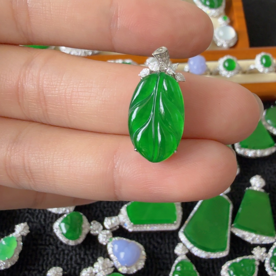 H***e翡翠18K金镶嵌颈饰吊坠