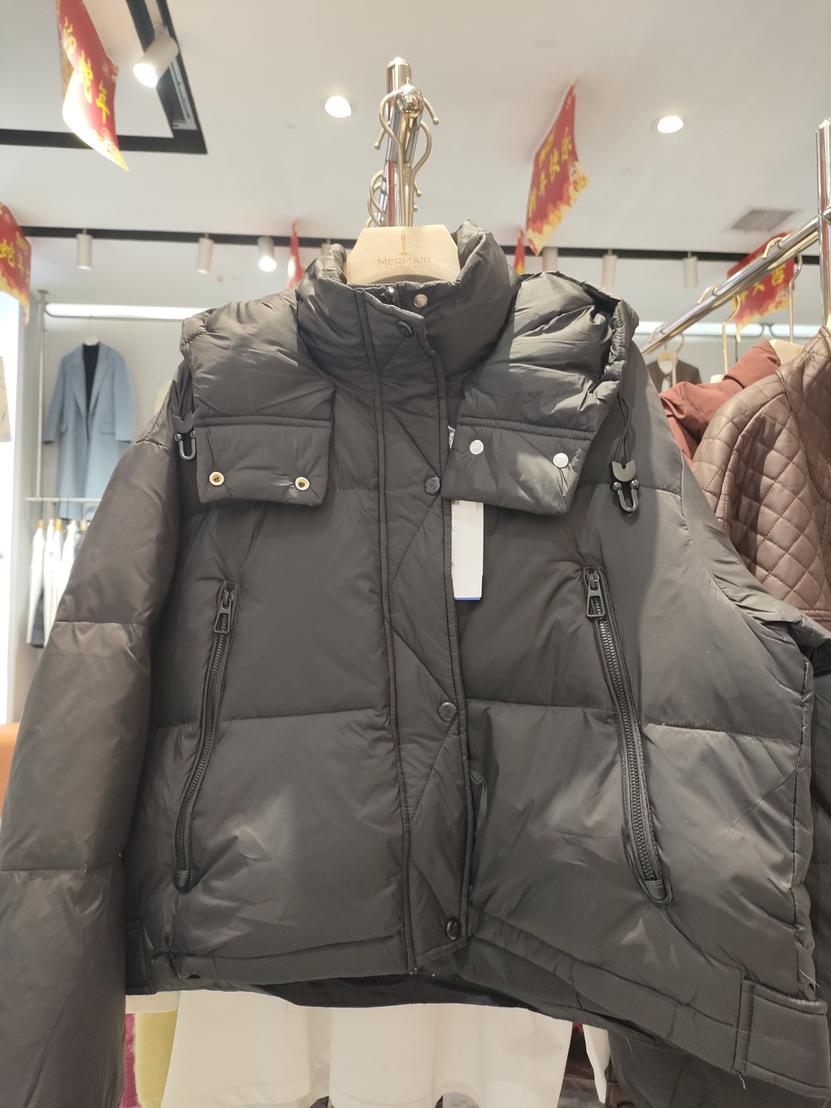 黑色短款羽绒服上衣