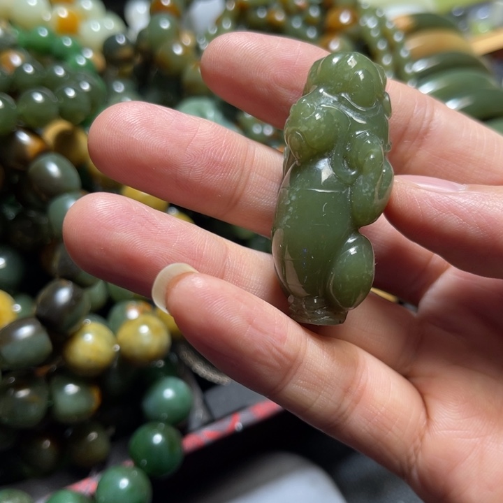 蛇纹石玉未镶嵌颈饰