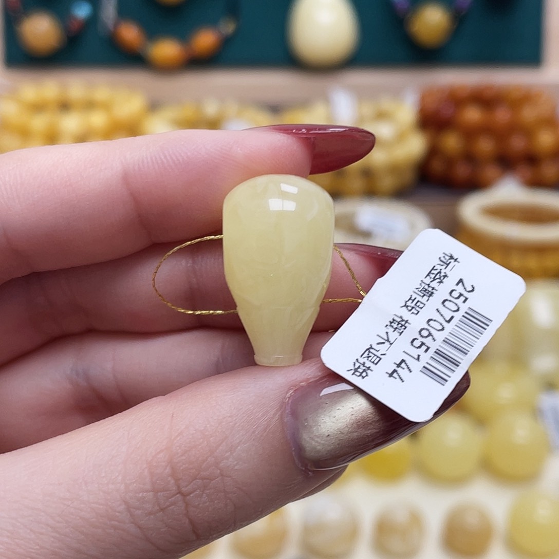 蜜蜡未镶嵌珠宝奇石跳*鼠13.3*23.3*mm三通瑕