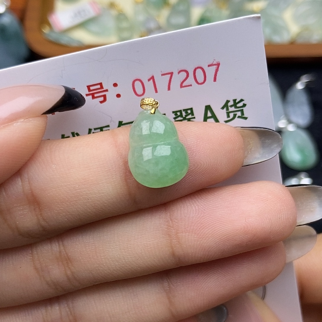草***儿翡翠未镶嵌颈饰翡翠