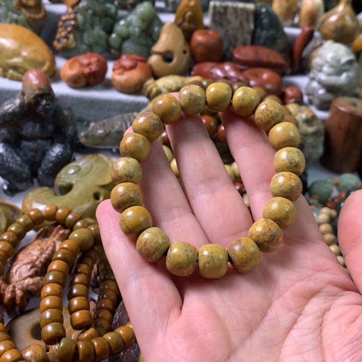 未镶嵌岫岩河磨玉（透闪石质玉）把件