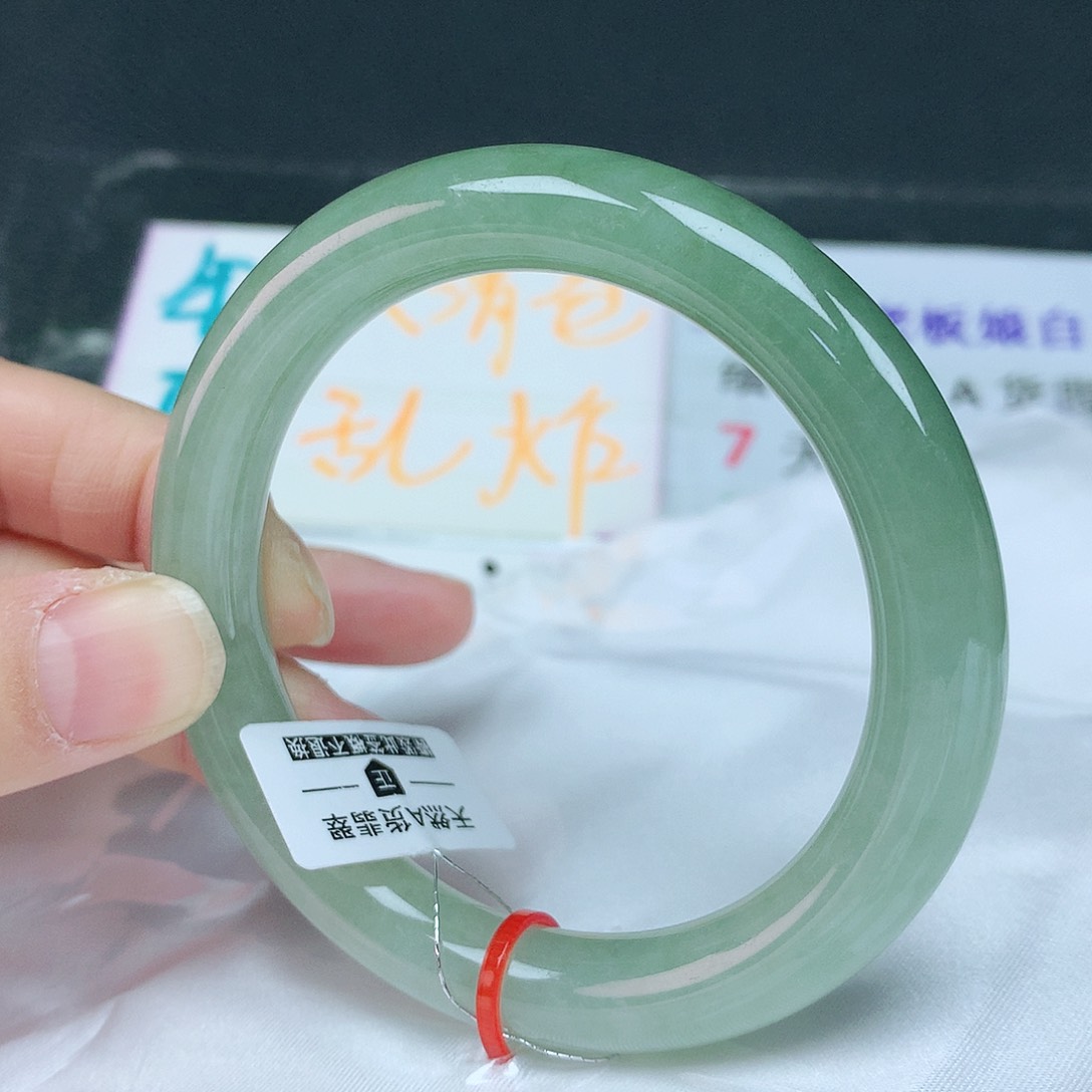 翡翠手镯未镶嵌55圈