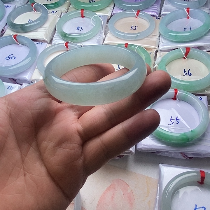 翡翠未镶嵌手镯1、正