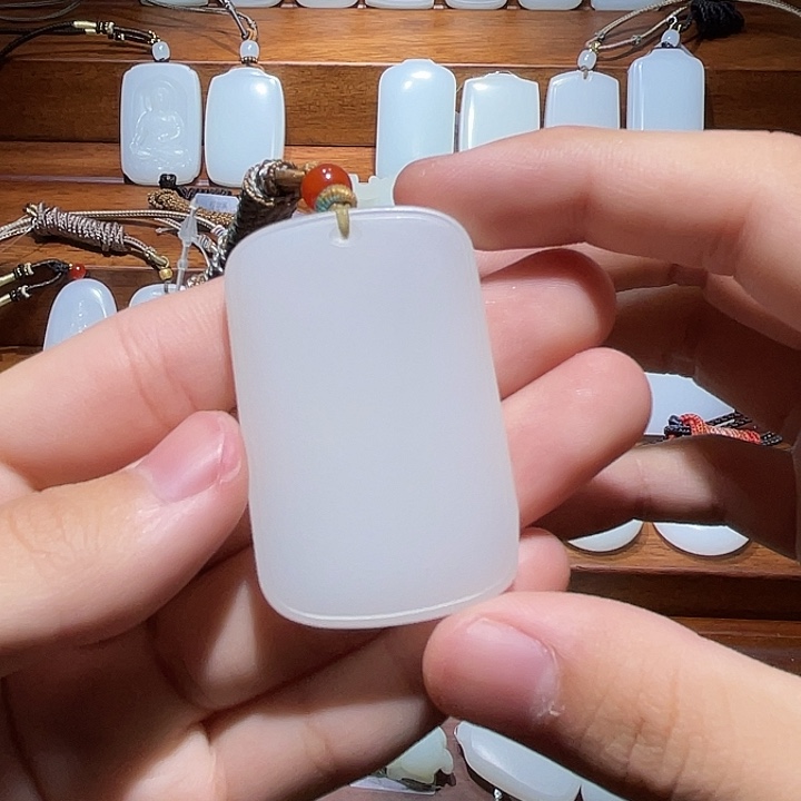 杨***墩和田玉（糖玉）未镶嵌颈饰