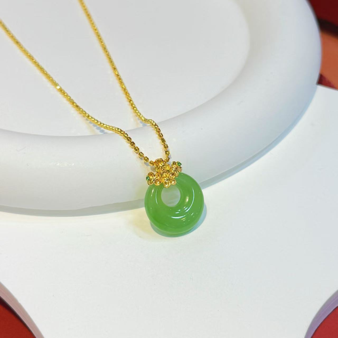 【红娘子】18K大金花扣镶嵌16mm苹果绿公主扣吊坠HNZ9087