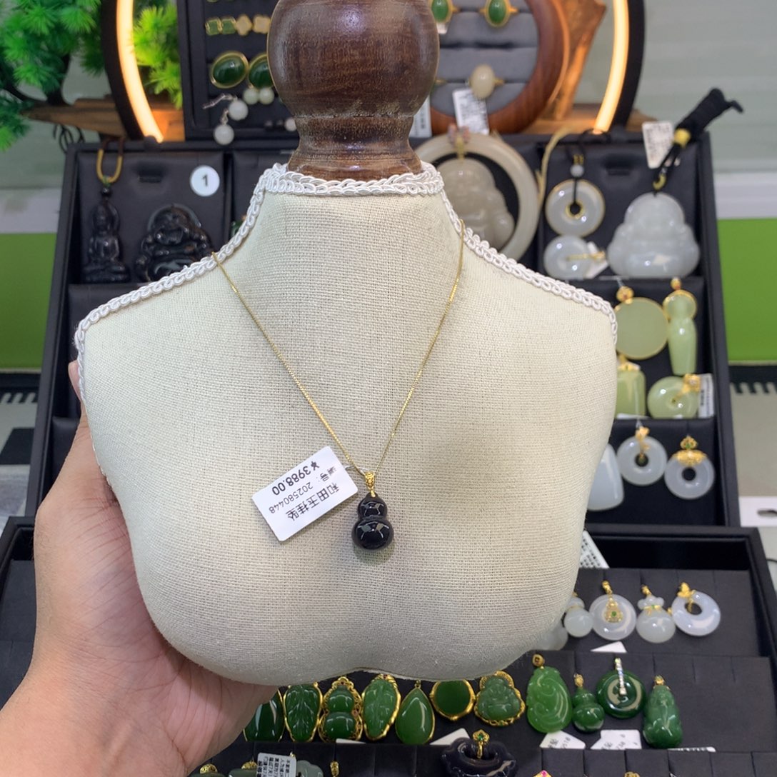 和田玉18K金镶嵌吊坠(赠链)