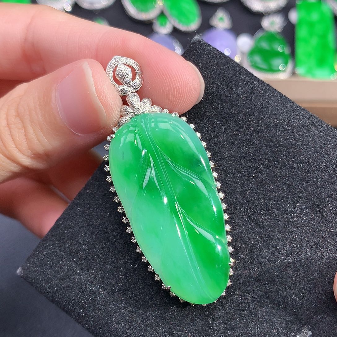 翡翠18K金镶嵌颈饰