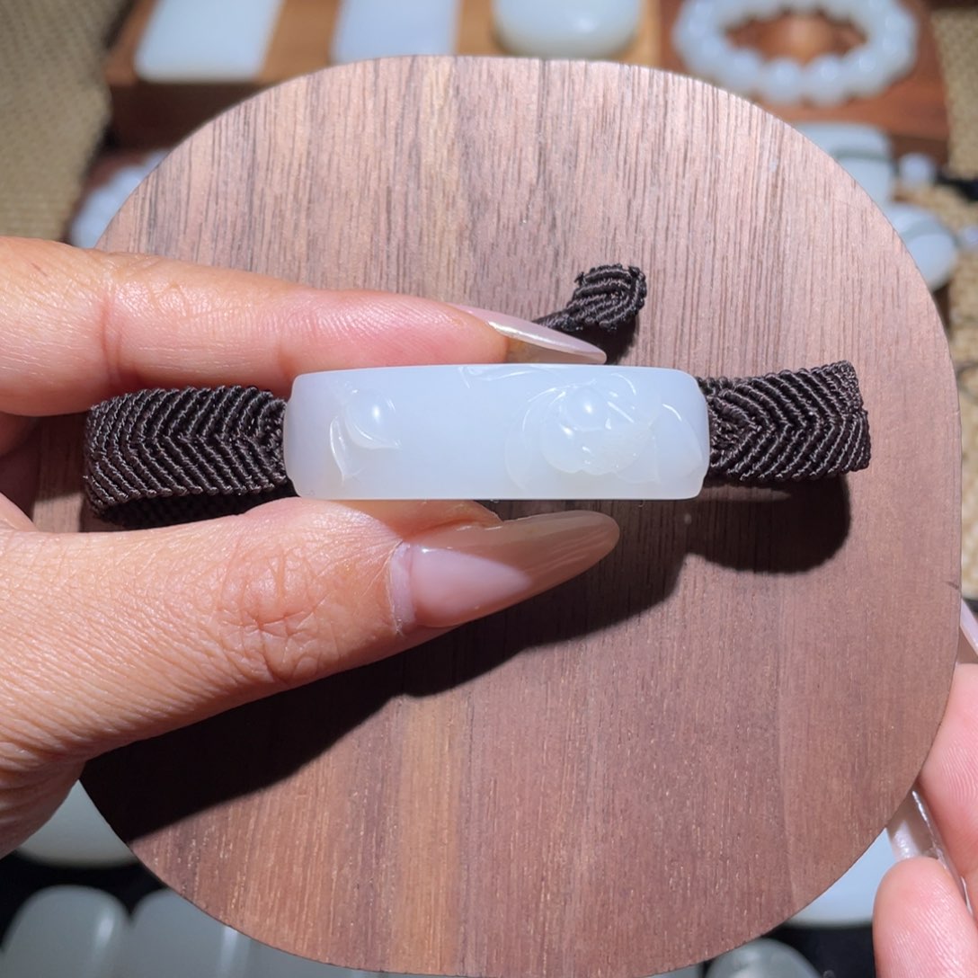 未镶嵌手链和田玉三**两