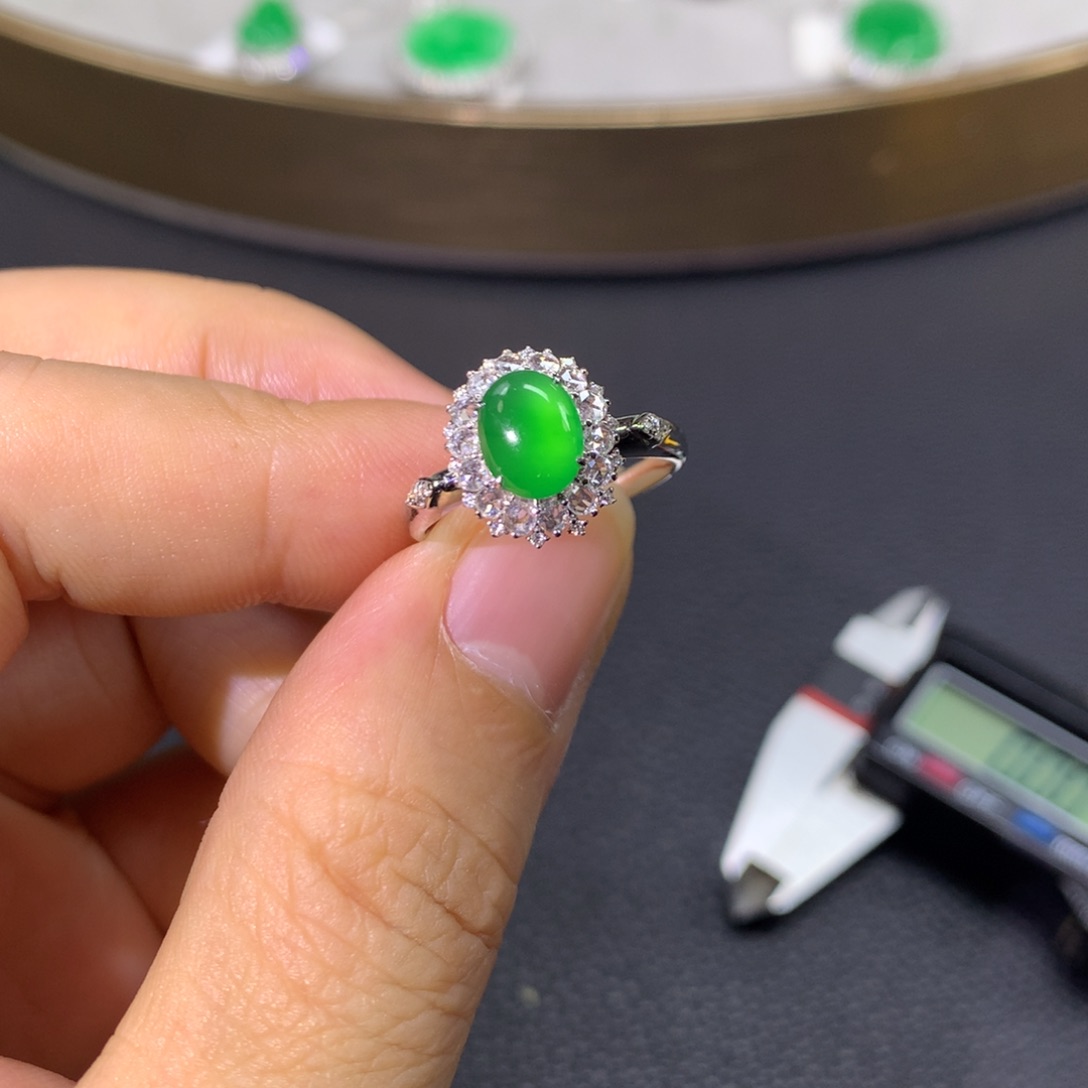 翡翠戒指18K金镶嵌翡翠