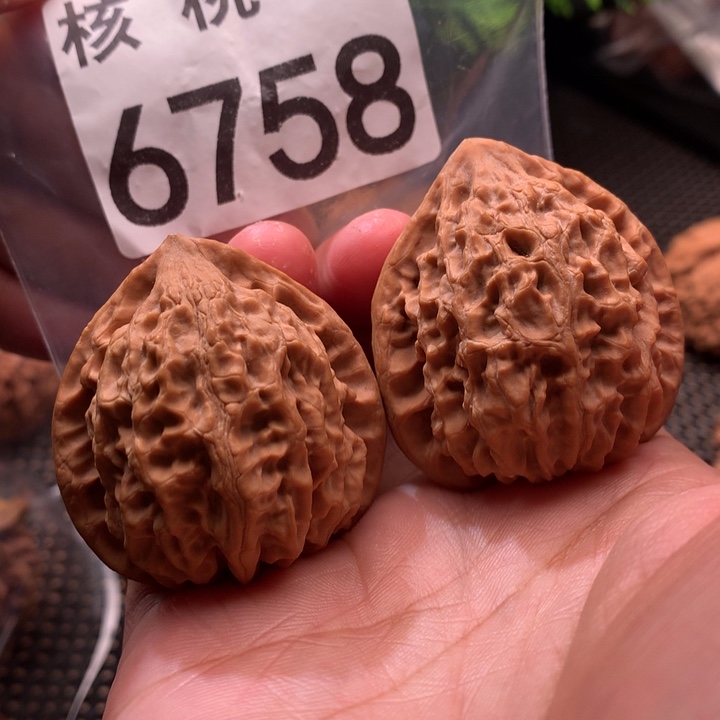文玩核桃吊坠金牛40