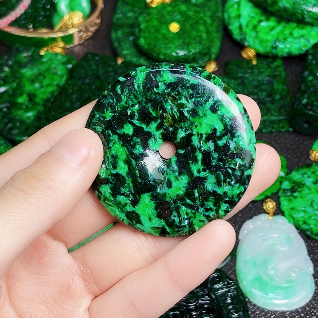 颈饰未镶嵌翡翠多样性