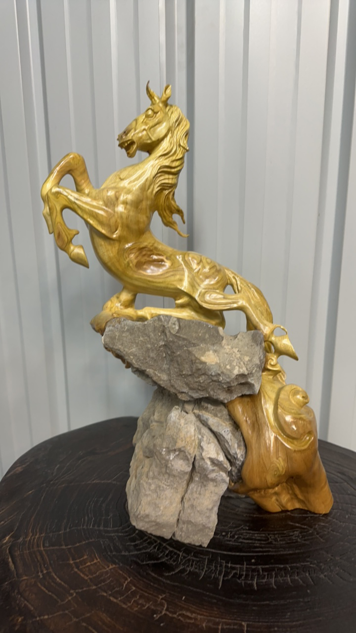 根抱石作品—马到成功，公司前台经典摆件。长宽高：35X24X46厘米