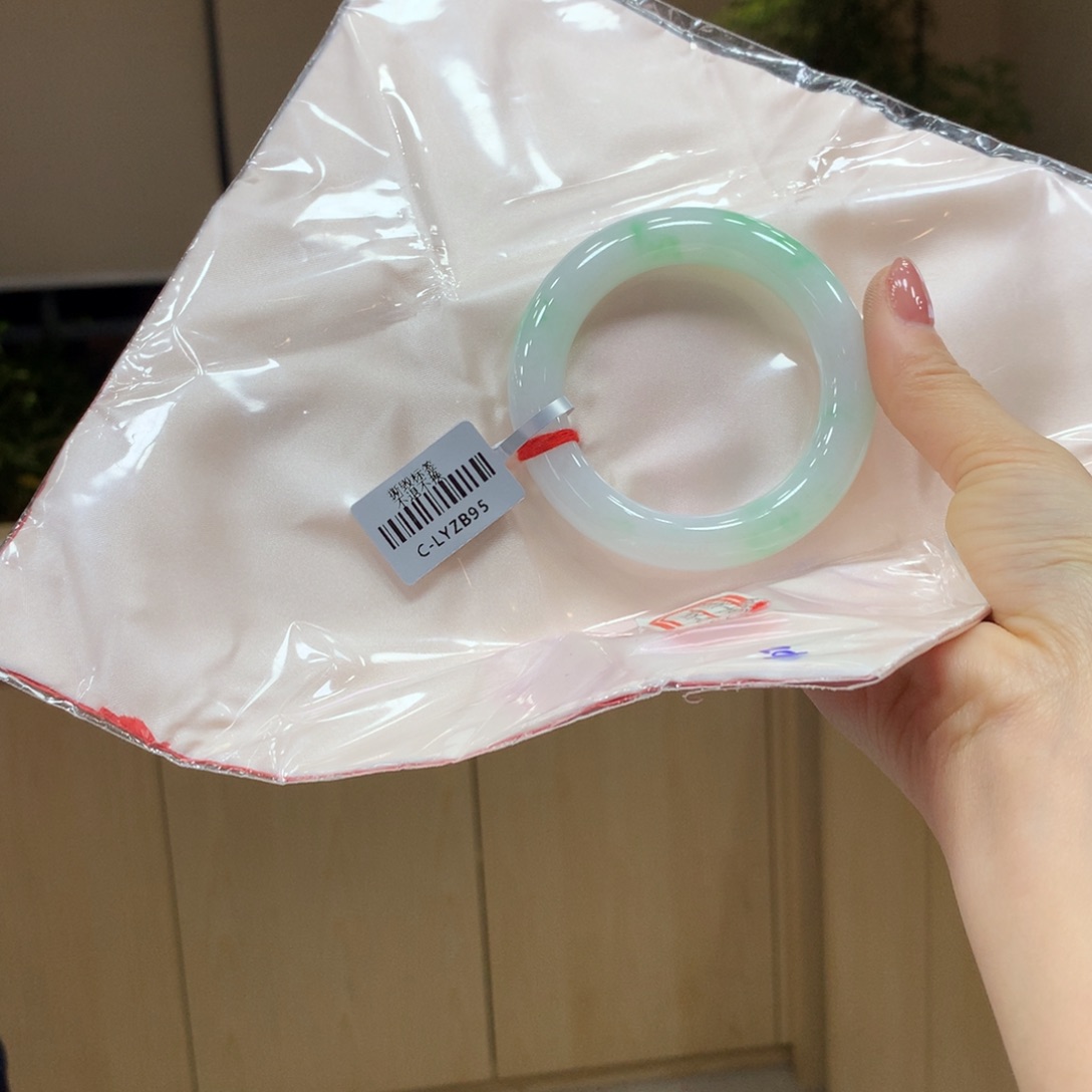 翡翠手镯未镶嵌不退不换