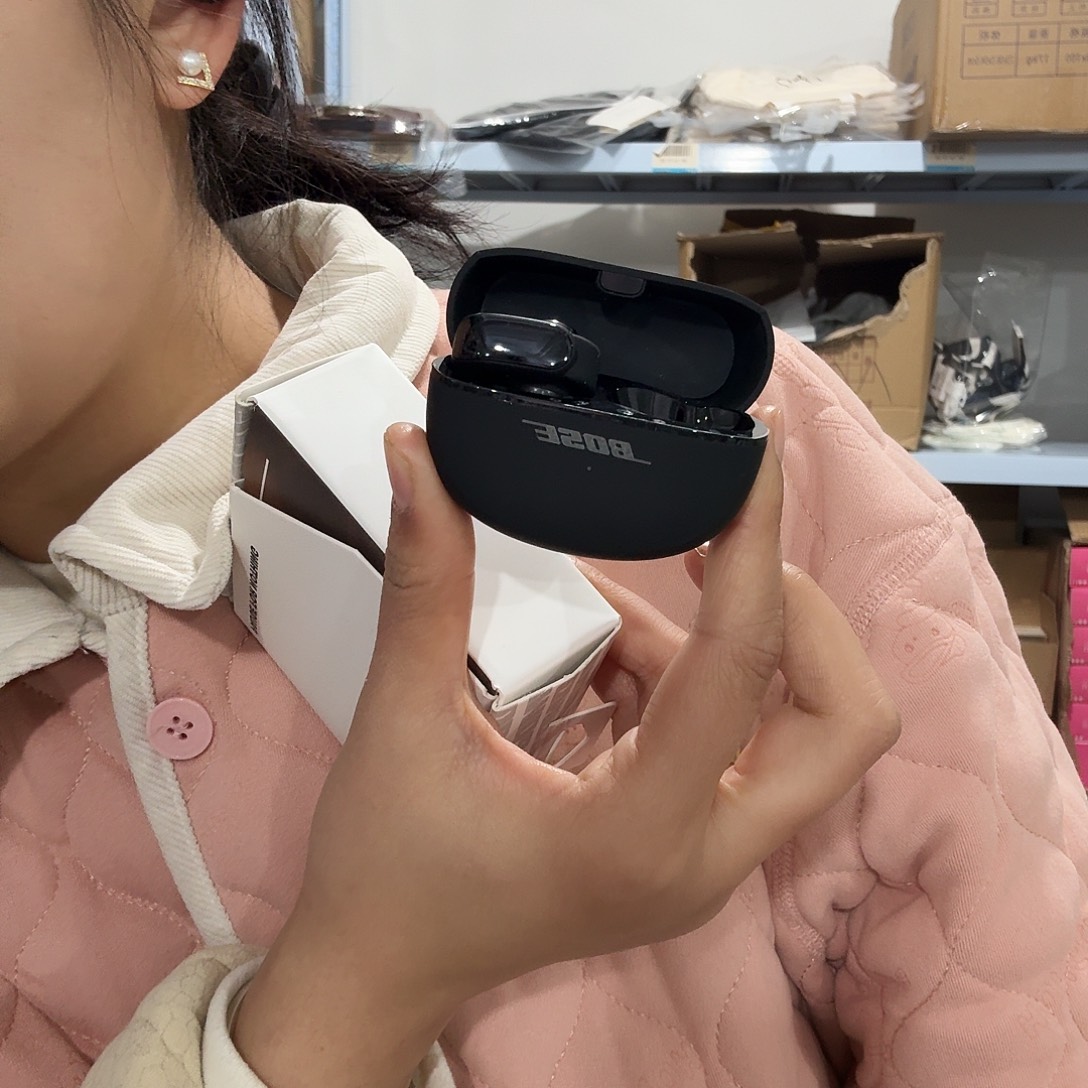 黑色耳机一个晶晶晶晶晶晶啦